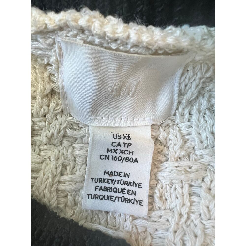 H&M Cream and Black
Textured Knit Button-Up
Cardigan w/ Good Buttons Size: XS - Picture 6 of 6